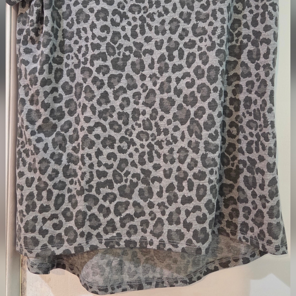 Women's Zoe&Liv Gray Leopard Print T Shirt, Size XL - Picture 4 of 7